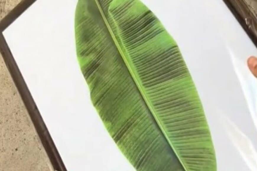 【100均DIY】ダイソーグッズだけで子どもの作品を手軽に飾れる「おしゃれ作品ボード」が完成