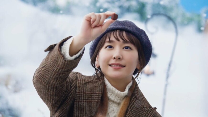 上目遣いで商品を見つめる新垣結衣