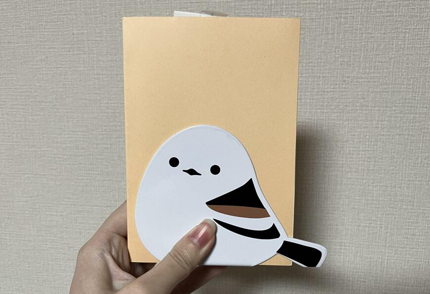 セリア、雪の妖精 スチールブックスタンド、横向きデザイン、文庫本を合わせた筆者撮影の商品画像