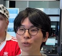 「頭が大きく見えちゃいやすい」と話していた男性が、パーマで立体感のある小顔見えショートにスタイルチェンジ