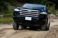 「ランクル300」は年収いくらあれば買える？返済額「残クレ」なら月々いくら？