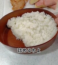 詰め方の工夫で一気に華やか！看護師母さんが男子高校生のために朝5時から作るおかずぎっしり【ポークチョップ弁当】が話題