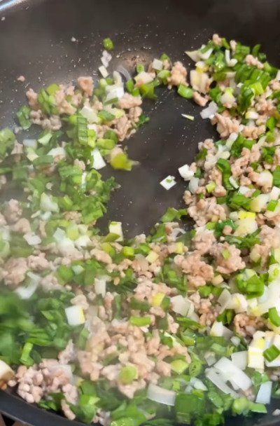 ひき肉に調味料とネギなどをプラスして香りづけ