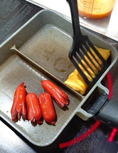 卵焼きとウインナーを同時進行で調理