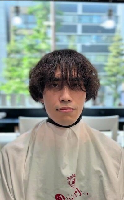 目元にかかる前髪と、広がったサイドが目立っていた来店時の様子