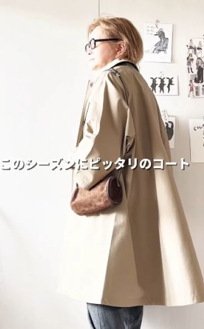 ふんわりシルエットのコートの後ろ姿