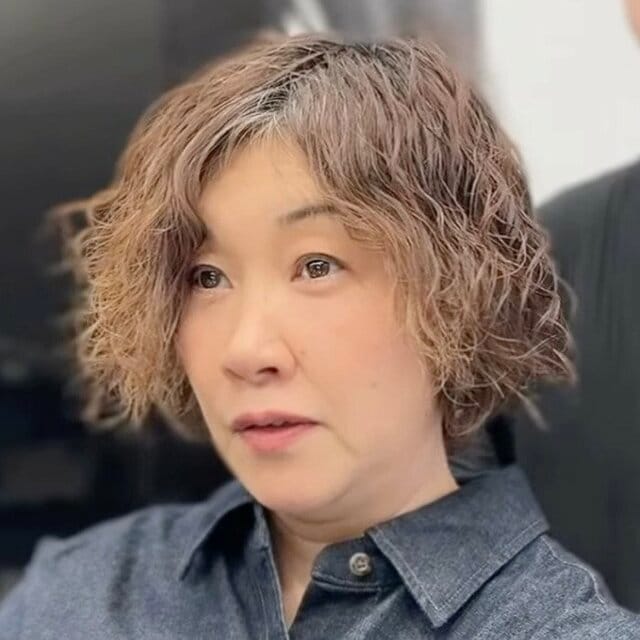 「前髪の割れ」に悩むマダム→プロの技で分け目の目立たない〈ショートスタイル〉に！