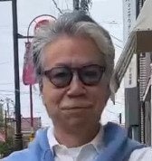 【73歳イケオジ】白シャツ×紺パンツ「大人シンプルコーデ」がおしゃれ！肩掛けニット＆さりげない小物使いでこなれ感アップ
