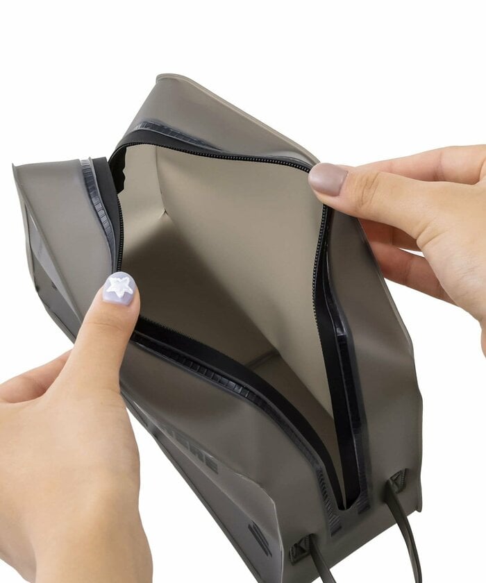 素材は半透明のTPU（熱可塑性ポリウレタンエラストマー）を採用