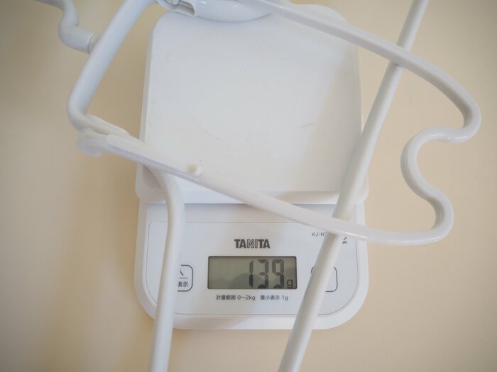 フードが乾きやすいハンガーは139g