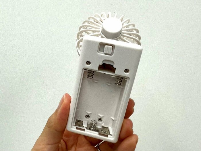 電池をいれる部分