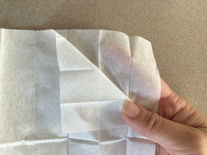 「ミニミニ保湿ティッシュ グレージュ」は柄なし