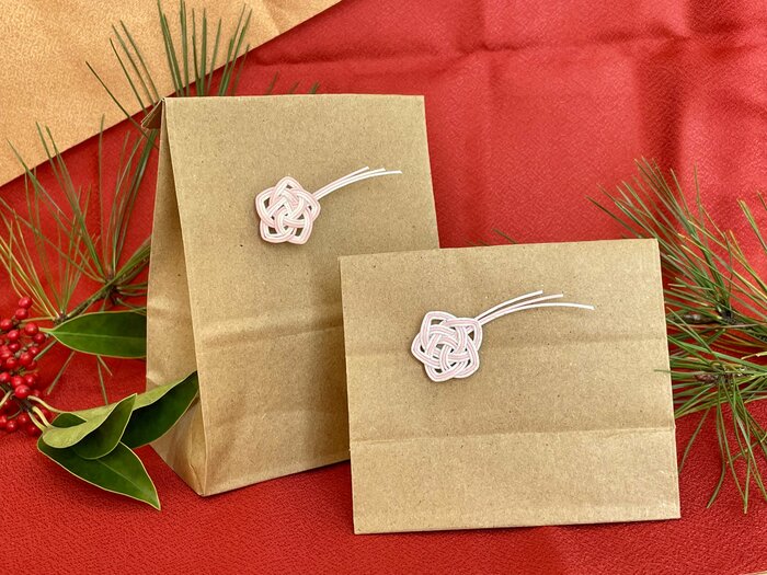 17cm×11cm×6cmの紙袋に貼り付けてみました