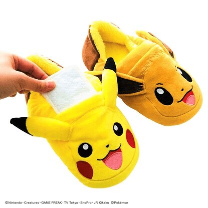 ピカチュウとイーブイが片足ずつデザインされたルームシューズ