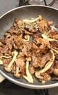【牛肉のしぐれ煮弁当】「まだ火曜日か〜」とこぼしながら夫のために詰めた一段弁当　大葉の上にしめじ入りのしぐれ煮をのせて