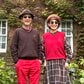 【60代の夫婦】ニットコーデが素敵！赤×ブラウンの秋カラーが絵になる「流石のファッションセンス」と反響