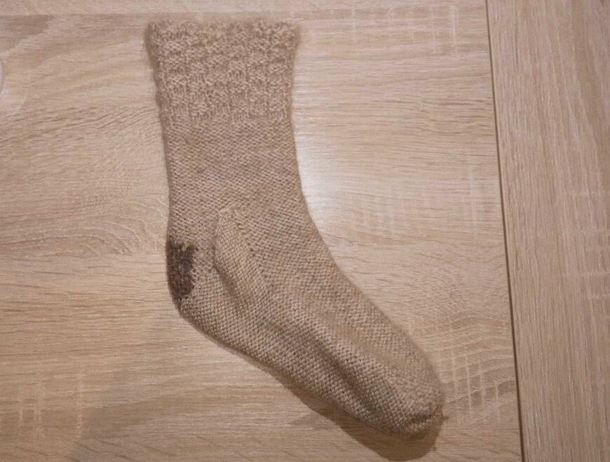 編集部もダーニングに初チャレンジ。施したのは、かかとの茶色の部分（LIMO編集部）