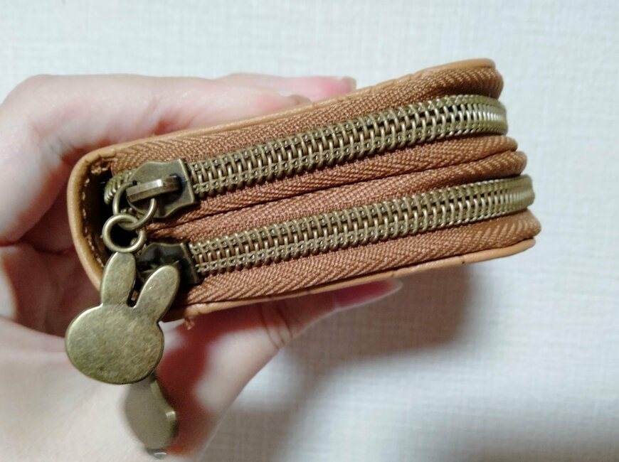 筆者撮影（宝島社、リンネル2023年9月号 おばけミッフィー キーチェーン付き じゃばら財布）