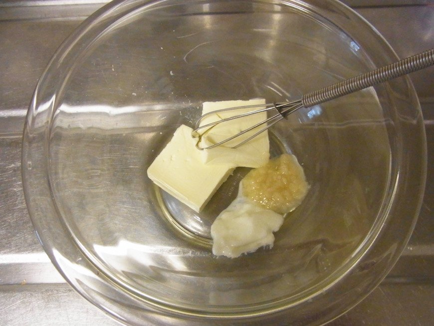 クリームチーズを電子レンジで温めやわらかくして、ヨーグルトを少しずつ、また塩麹も混ぜる