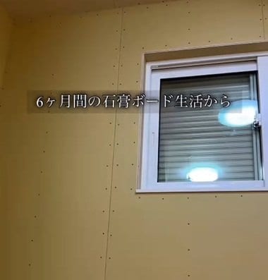 「いや本当にすごい！」三姉妹のパパがDIYで奮闘→6ヵ月むき出しだった石膏ボードが真っ白で清潔感あふれる空間に大変身！