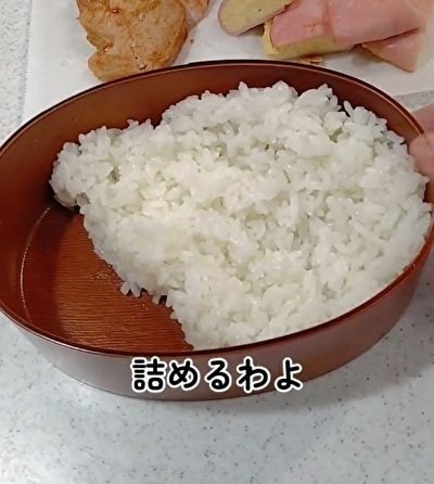 詰め方の工夫で一気に華やか！看護師母さんが男子高校生のために朝5時から作るおかずぎっしり【ポークチョップ弁当】が話題
