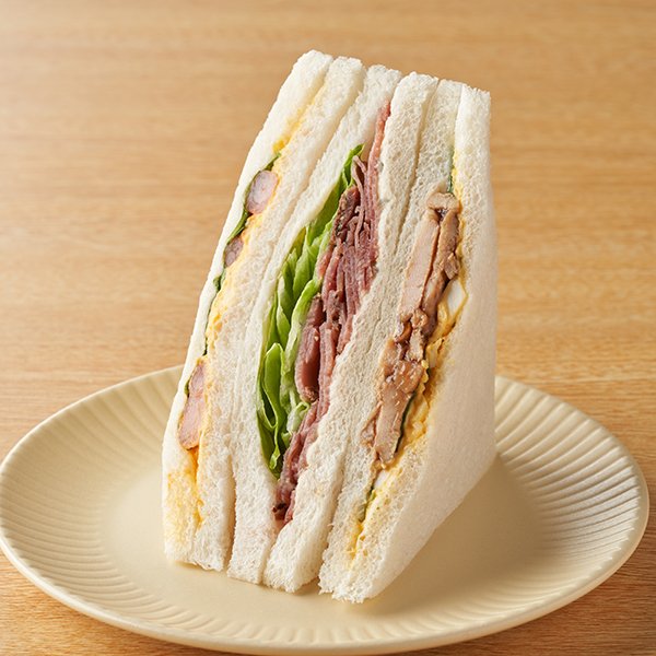 ファミリーマートの新商品：ビーフ&チキン&海老のミックスサンド