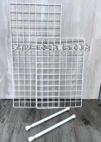 【100均DIY】ダイソーの「ワイヤーネット」と「突っ張り棒」で絡まるハンガーのイライラが一瞬で解消！神アイデアに目からウロコ