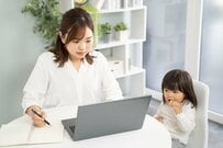 【働くママ】職場勤務と在宅ワークはどっちが良い？　子育てママに聞いた理想の働き方とは？
