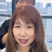 【大変身】毛量の多さとくせ毛が悩みの女性がバッサリカットで驚愕イメチェン！「若返りました！」と笑顔に