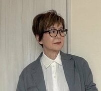 【68歳マダム】が着こなす『ジャケット＆スウェットパンツ』コーデ　メンズライクな春コーデがおしゃれ！