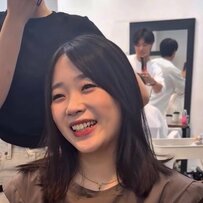 「子どもっぽくなりたくない」前髪を作るか悩む女性　アフターの素敵な姿に「うわぁ、かわいい～」と大満足