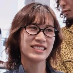 「イメチェンしたい」ミディアム女性が→透明感ブラウン＆おしゃれレイヤースタイルに！「めっちゃ可愛いです」と満足