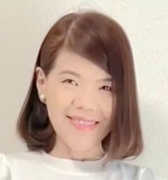 【60代マダム】しまむらの「七分丈袖トップス」×GUの「ワイドパンツ」で作る〈プチプラ大人カジュアルコーデ〉がおしゃれ！グレーのストールと赤のバッグをプラスした着こなし