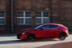 【MAZDA3の自動車税】スタイリッシュなCセグメント！マツダ「MAZDA3」の自動車税はいくら？主要グレードとパワートレイン別の税額や減税について詳しく解説