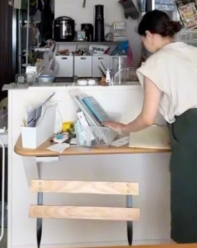 書類でごちゃつくカウンター