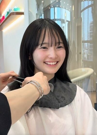 ビフォーは肩を大きく越える黒髪のロングヘア