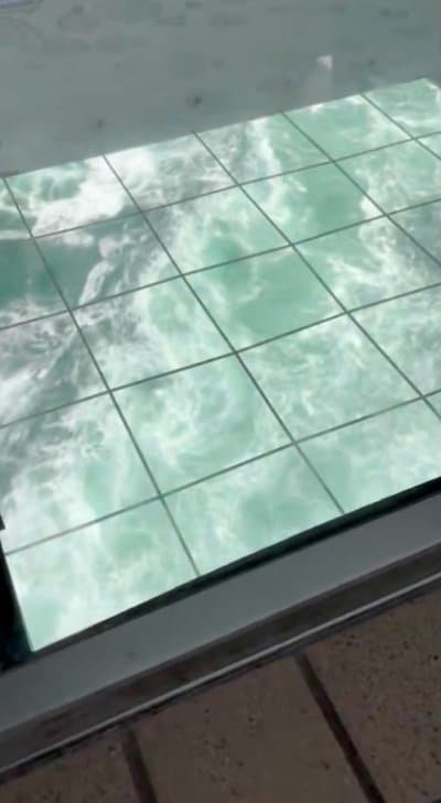 ガラス張りの床から見た渦潮