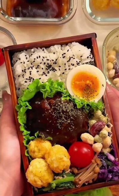 完成したハンバーグ弁当