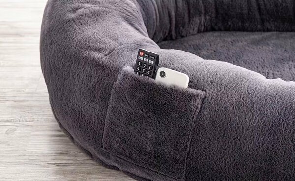 スマホやテレビのリモコンを収納できる専用ポケット付き