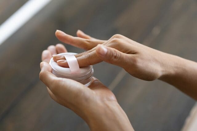 ルースパウダーを「1ヶ月使った気になっていた」女性　フィルムに気づかなかった「パフの状態」に共感の声