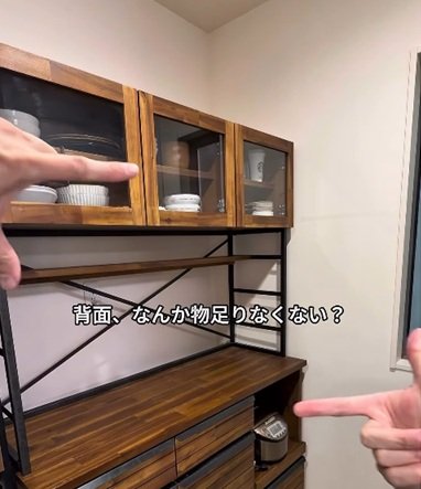 「真似した〜い」建売住宅の物足りない〈キッチン〉　リメイクシートを貼るだけ簡単DIYで〈タイル調のカフェ風〉に雰囲気ガラリ
