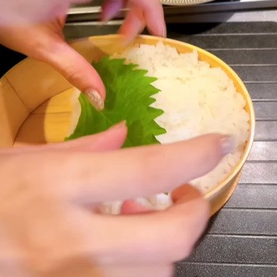 【ヤンニョムチキン弁当】ガッツリ食べたくなる！夫のために作るおかずいっぱいの愛妻弁当は彩りも綺麗で美味しそう！