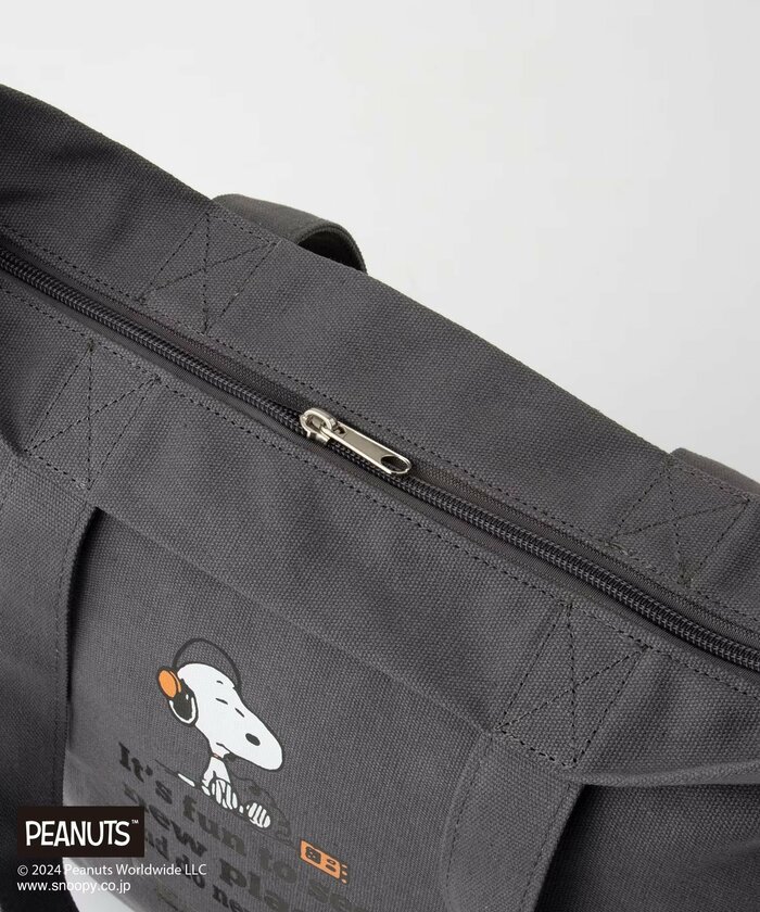 貴重品を入れても安心なファスナー付き