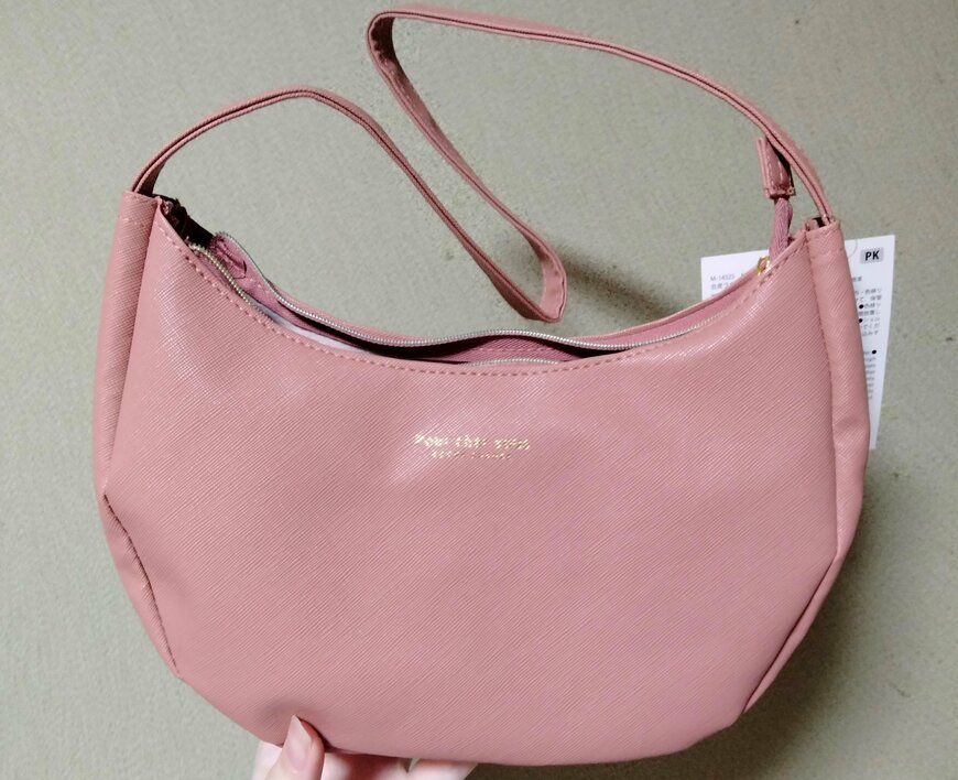 筆者撮影（ダイソー、合皮ラウンド ワンショルダーバッグ PK）