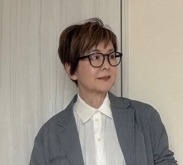 【68歳マダム】が着こなす『ジャケット＆スウェットパンツ』コーデ　メンズライクな春コーデがおしゃれ！