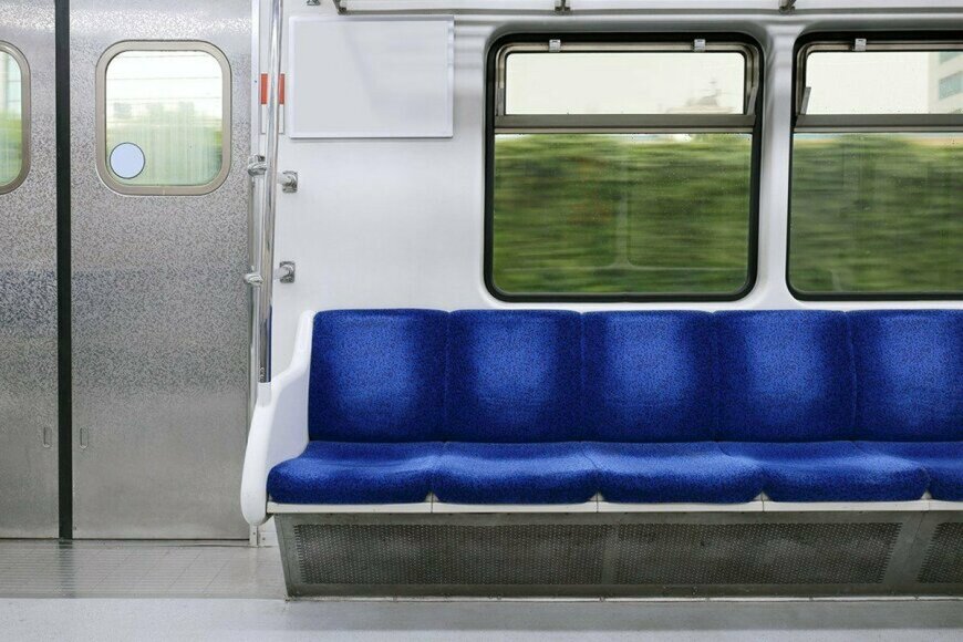 商店街ギリギリを抜ける「ローカル列車」に思わず目を奪われる　情緒ある踏切の風景がエモい