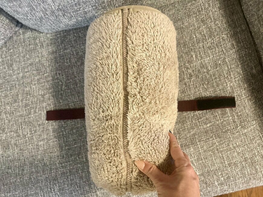 くるくる丸めてコンパクトに。このままだと広がってしまうのですが、このゴムバンドがあれば…