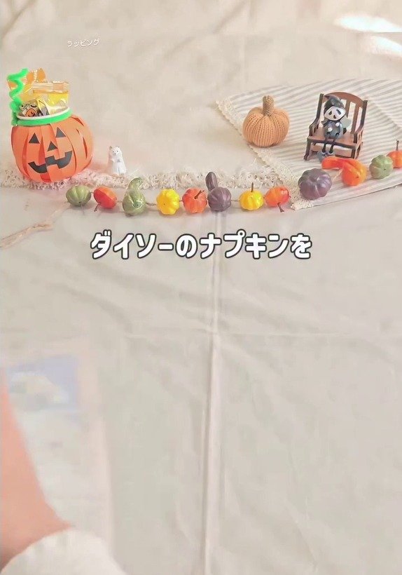 【100均DIY】ダイソーのナプキンと透明袋でお菓子を包む「ハロウィンのラッピング」 リボンを結んで簡単に仕上げるアイデア