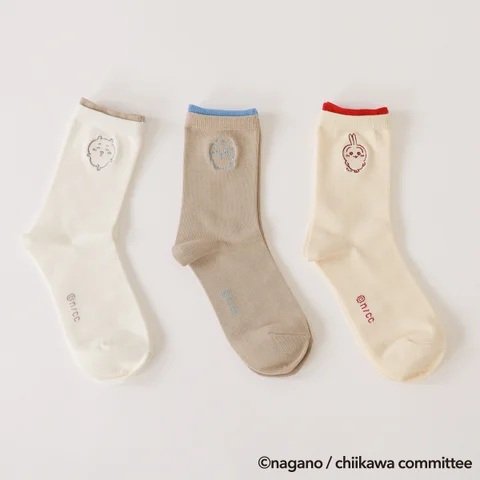 出所：靴下屋公式　レイヤード風ベタ線画刺繡ソックス