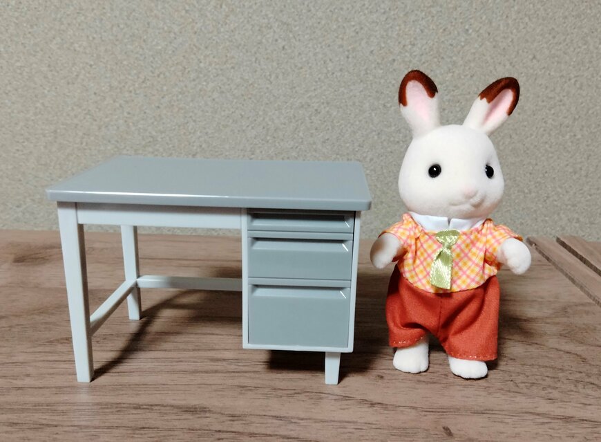 筆者撮影（セリア、ミニチュア 事務机）